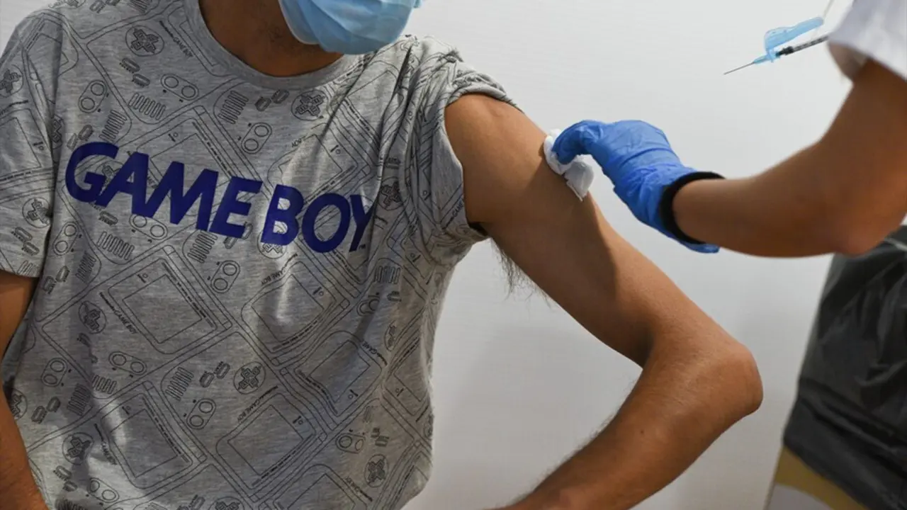 Un adolescente recibe la primera dosis de la vacuna Pfizer en el punto de vacunaci&oacute;n de X&aacute;tiva, situado en el Hogar de los Jubilados, a 10 de agosto de 2021, en X&aacute;tiva, Valencia, Comunidad Valenciana (Espa&ntilde;a).