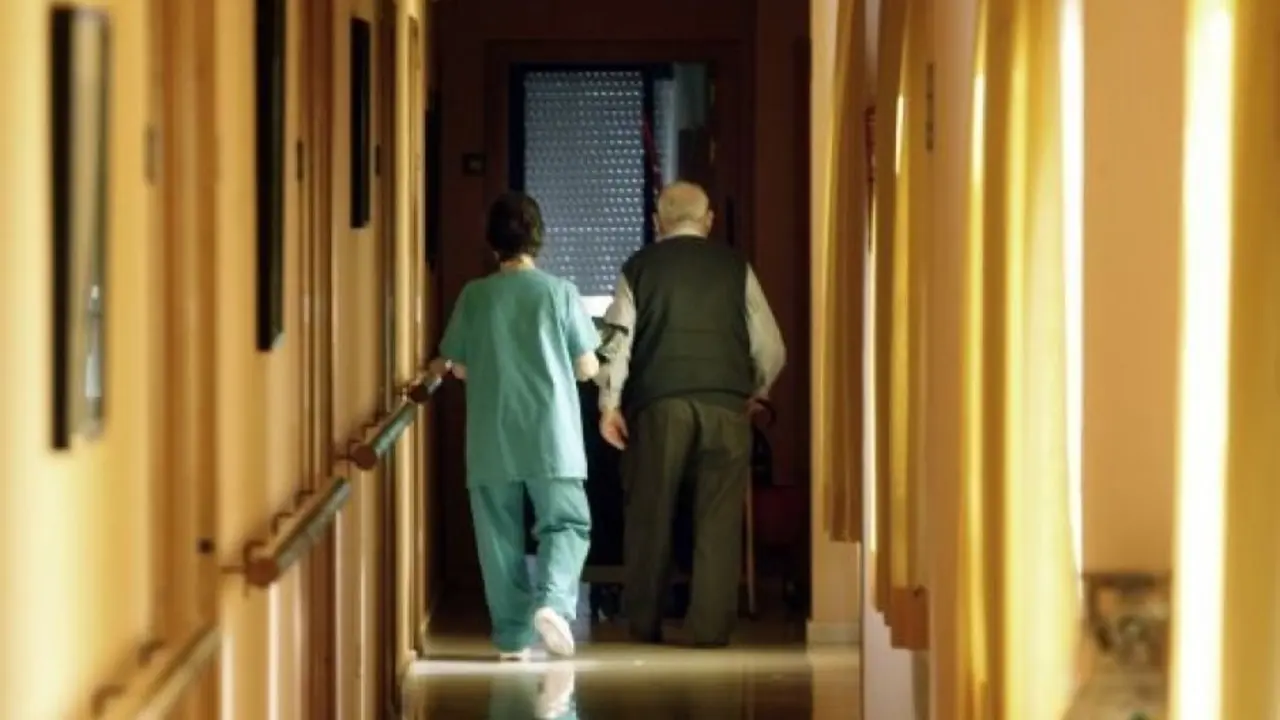 Un trabajador de la residencia de personas mayores
