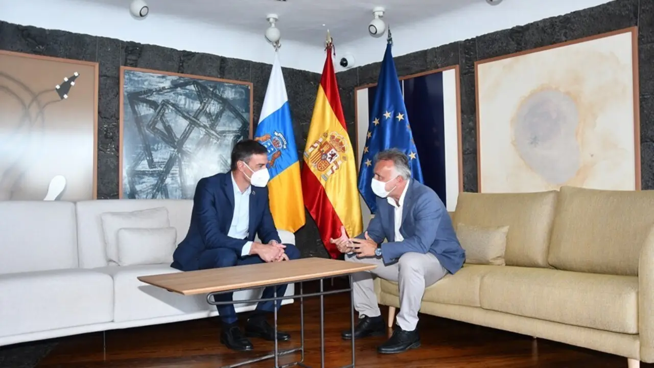 El presidente del Gobierno, Pedro S&aacute;nchez), y el presidente de Canarias, &Aacute;ngel V&iacute;ctor Torres, reunidos en Arrecife
