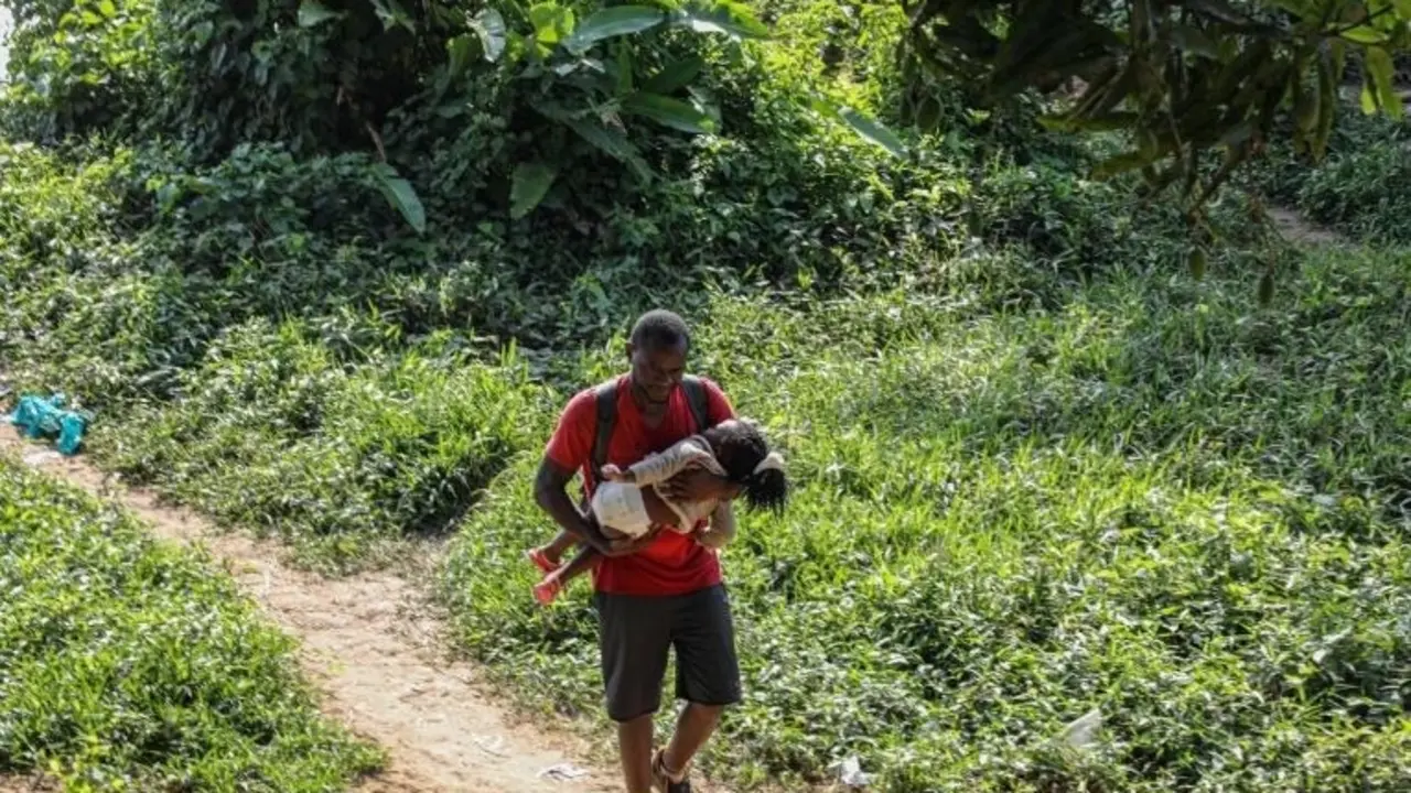 Archivo - Un hombre migra hacia Estados Unidos a trav&eacute;s de la selva de Dari&eacute;n, entre Colombia y Panam&aacute;.