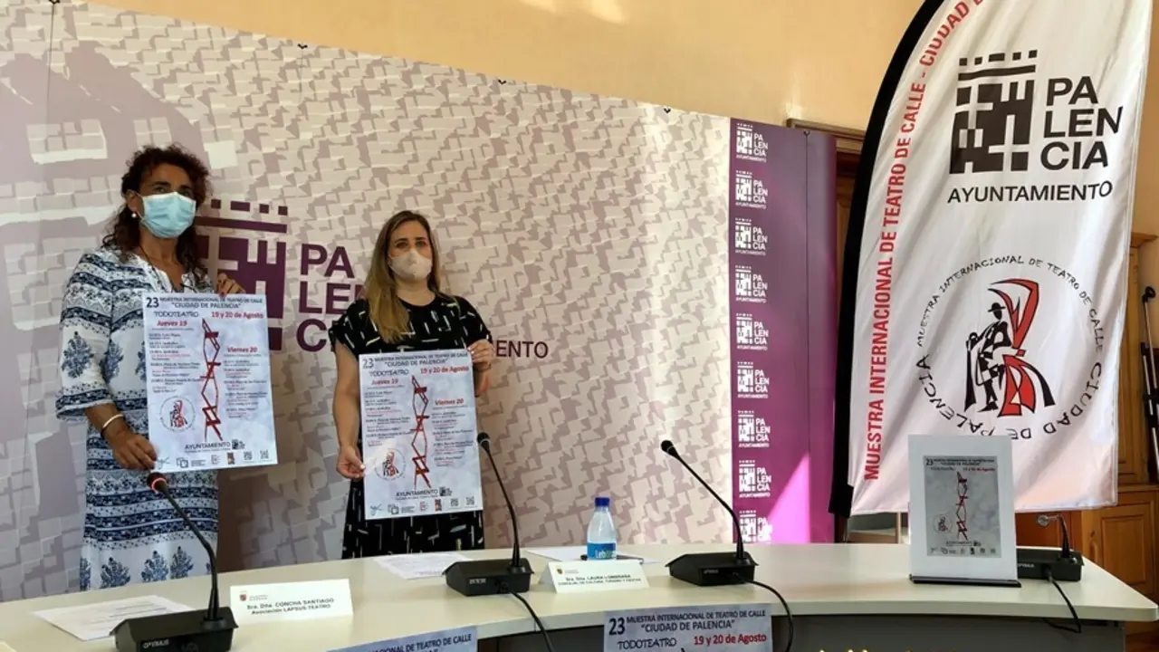 Concha Santiago y Laura Lombra&ntilde;a en la presentaci&oacute;n del Teatro de Calle.