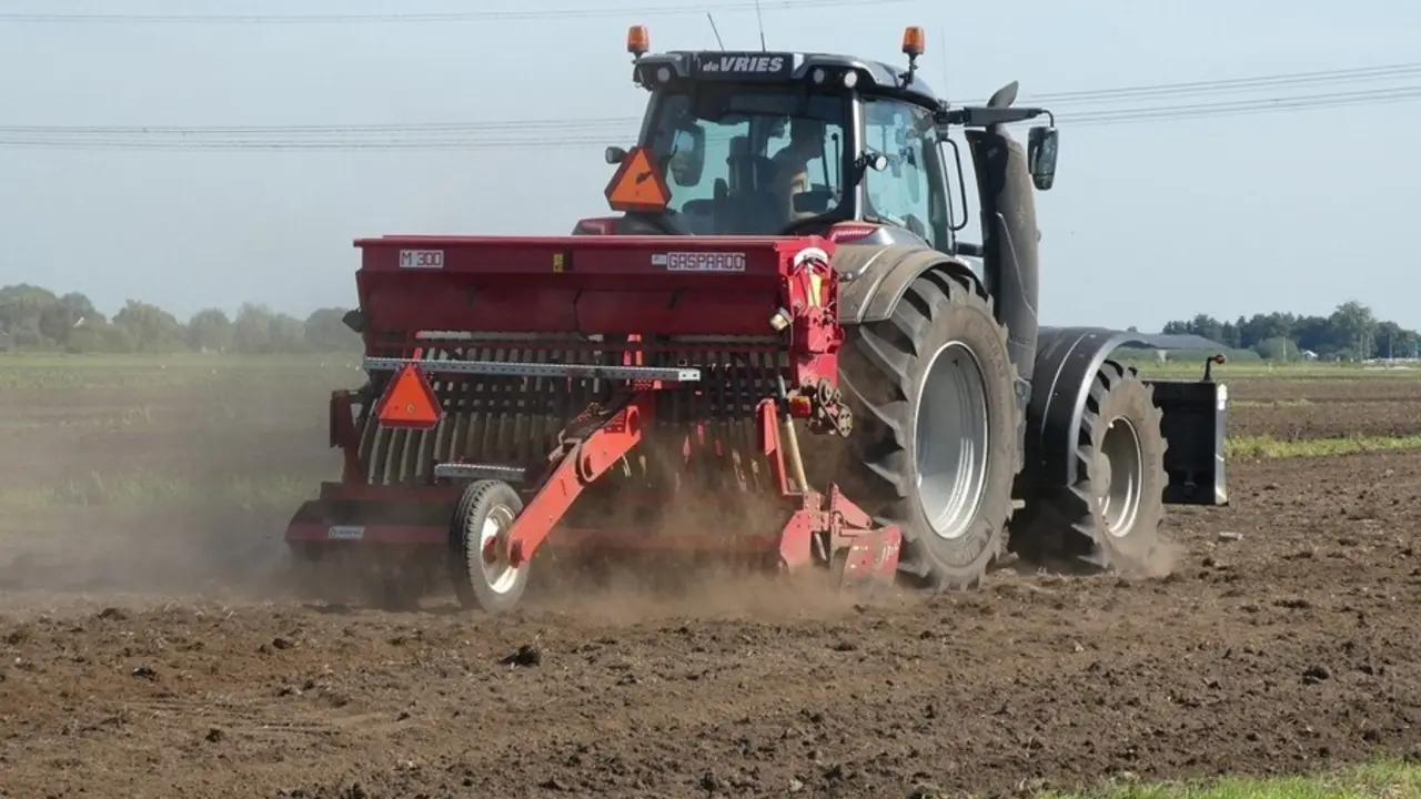 Agricultor en su tractor en el campo