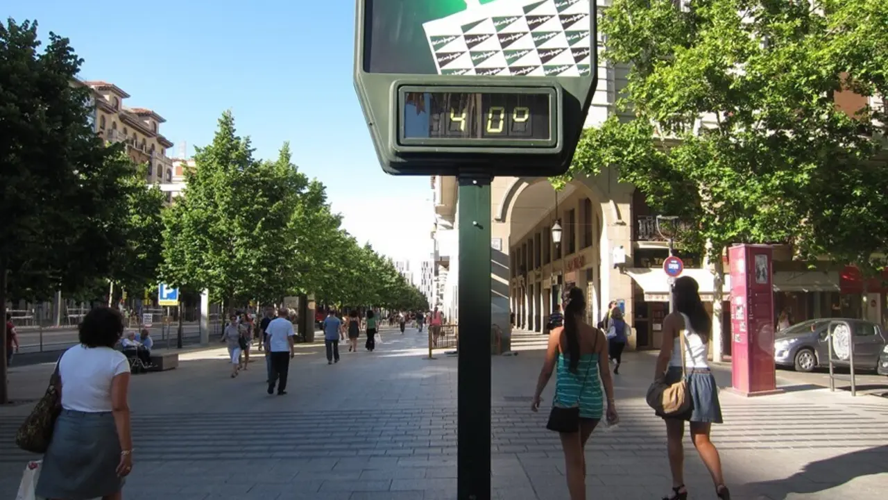 Archivo - Term&oacute;metro A 40&ordm;. Calor En Zaragoza