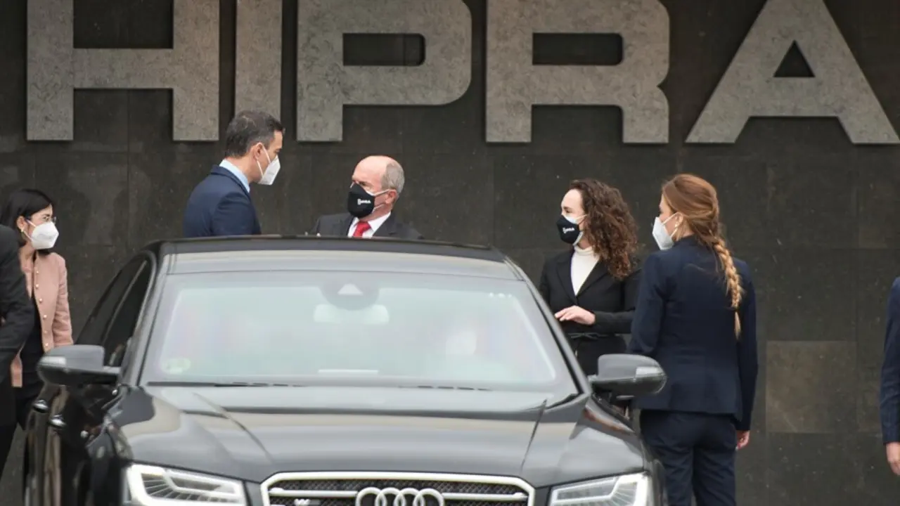 Archivo - El presidente del Gobierno, Pedro S&aacute;nchez (2i), a su llegada a las instalaciones de la farmac&eacute;utica Hipra, a 16 de abril de 2021, en Amer, Girona, Catalunya (Espa&ntilde;a).
