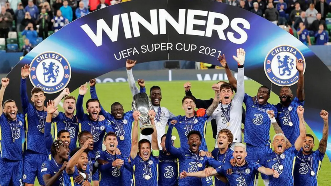 El capit&aacute;n del Chelsea FC, el espa&ntilde;ol Cesar Azpilicueta, levanta la Supercopa de Europa que han ganado al imponerse Villarreal CF en el partido que ambos equipos han jugado en el estadio Windsor Park de Belfast. EFE/Juan Carlos C&aacute;rdenas