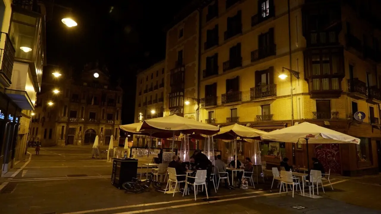 Archivo - Unos jovenes en una terraza de la plaza del ayuntamiento de Pamplona alrededor de la media noche