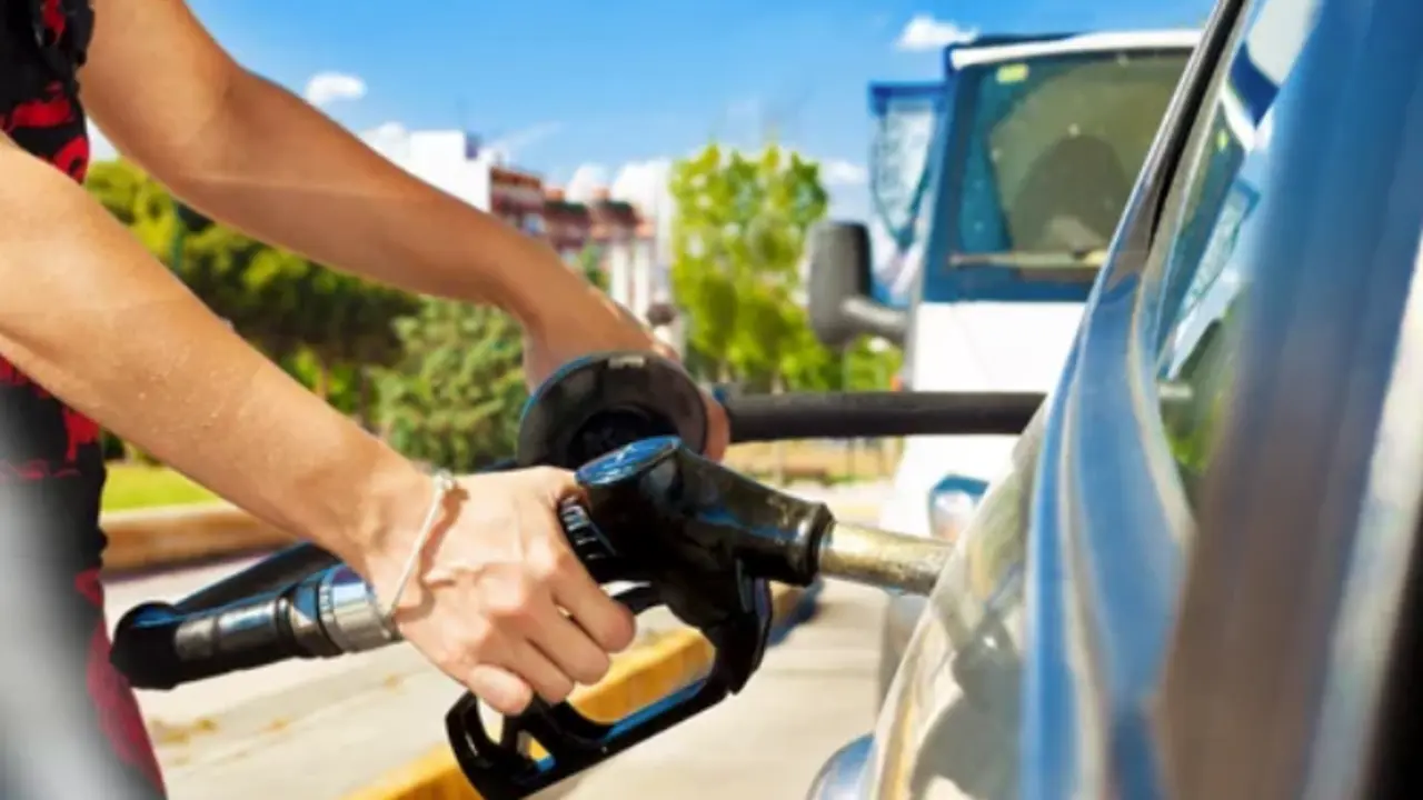 Una mujer pone gasolina a su veh&iacute;culo en una gasolinera.