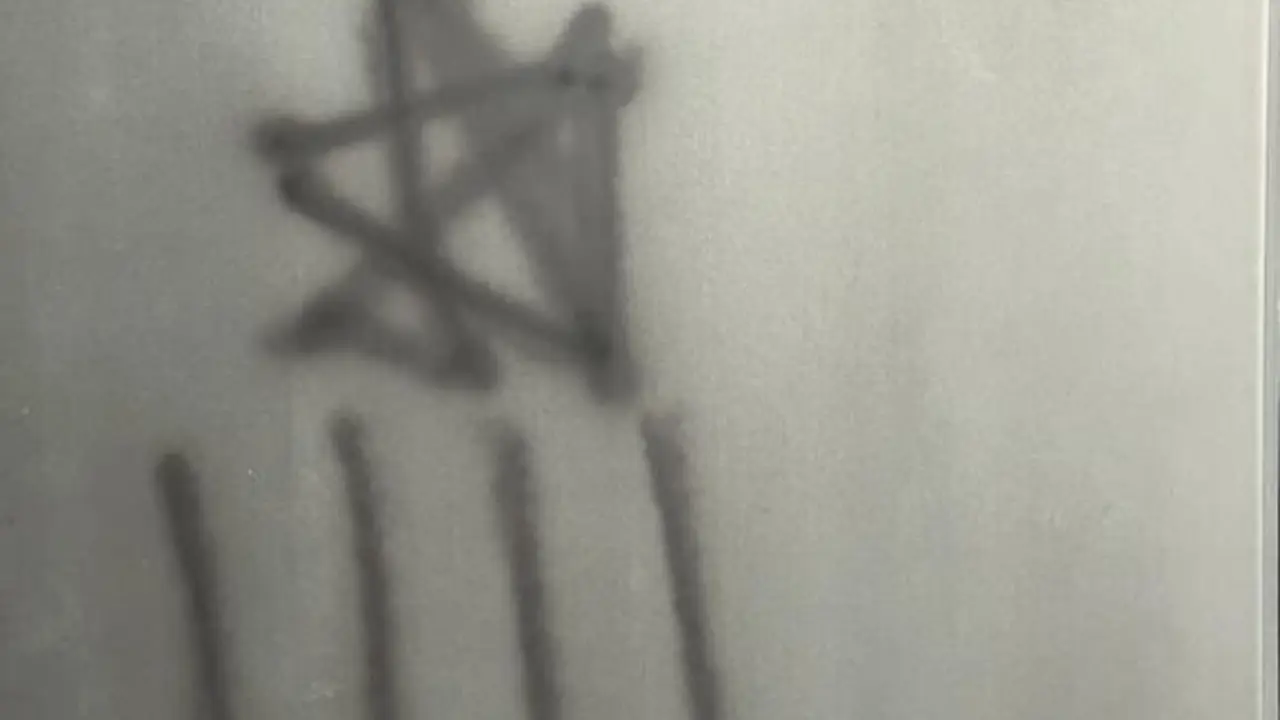 Pintada con una 'estelada' en el despacho del concejal del PP en Sant Sadurn&iacute; d'Anoia (Barcelona), Carles Jim&eacute;nez.