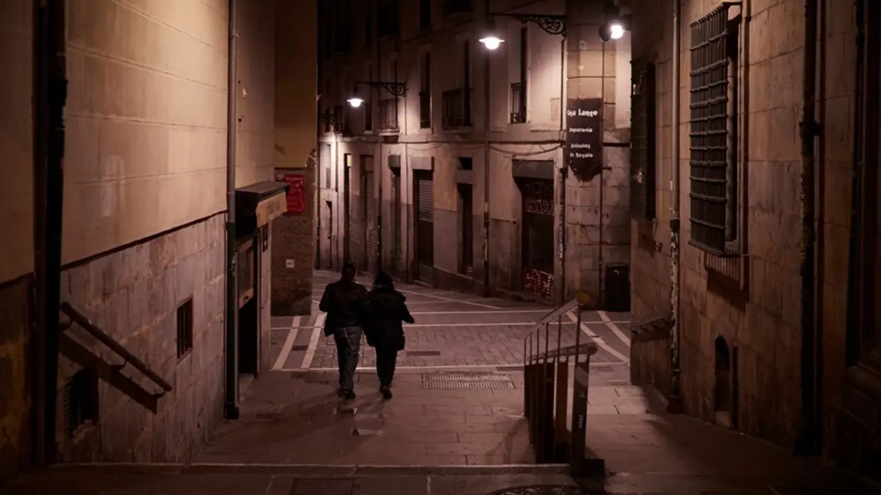 Archivo - Una pareja por la Calle Bajada de Javier de Pamplona alrededor de la media noche 