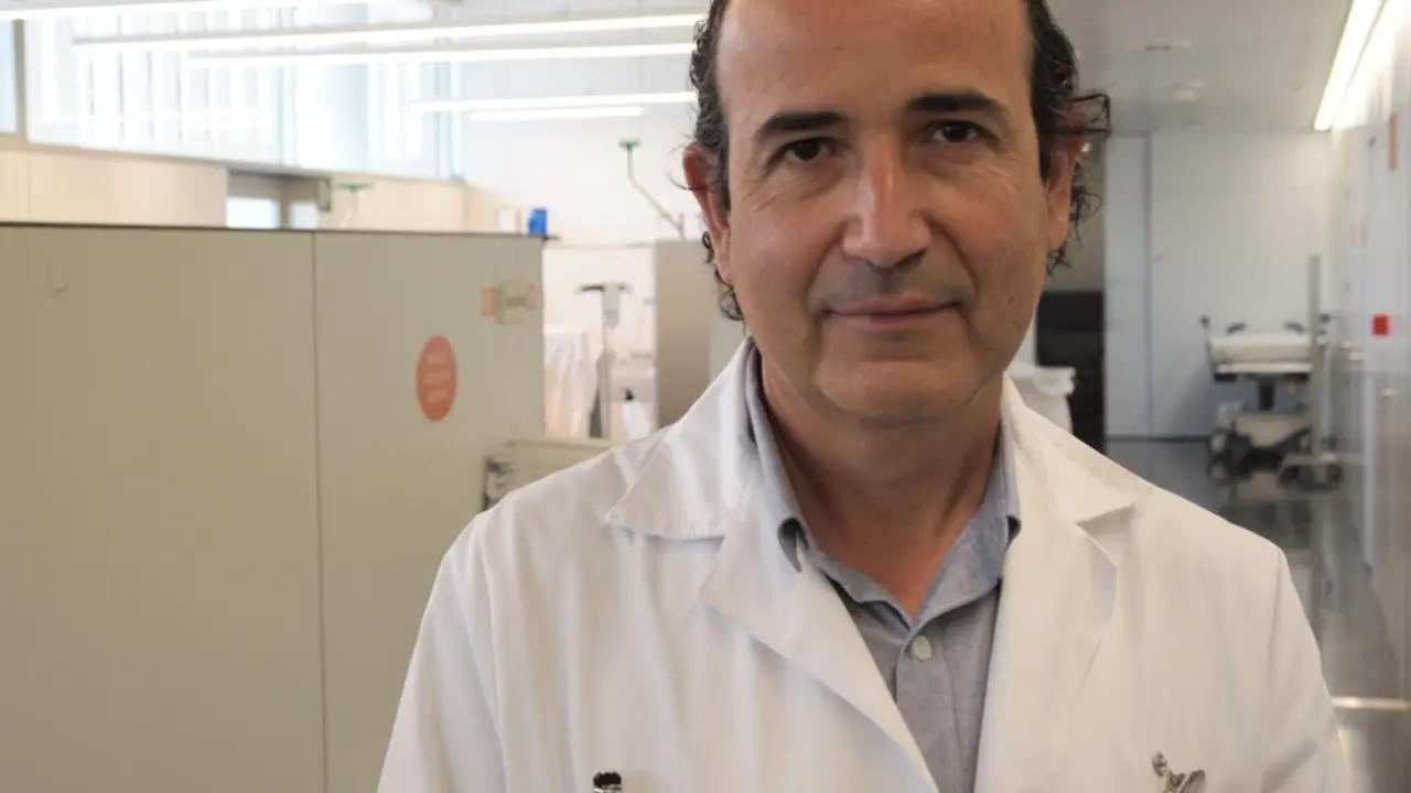 El jefe del Servicio de Oncolog&iacute;a M&eacute;dica del Hospital del Mar y director del Programa de Investigaci&oacute;n en C&aacute;ncer del IMIM-Hospital del Mar, Dr. Joan Albanell, autor principal del estudio.