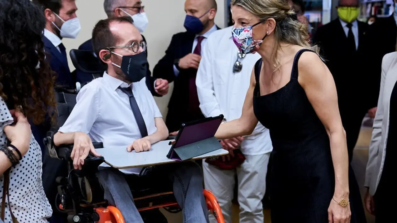 Archivo - El portavoz de Unidas Podemos en el Congreso, Pablo Echenique, y la vicepresidenta segunda del Gobierno y ministra de Trabajo y Econom&iacute;a Social, Yolanda D&iacute;az.