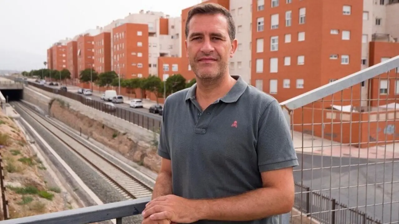 El diputado nacional del PP Miguel &Aacute;ngel Castell&oacute;n junto a las v&iacute;as del tren en Almer&iacute;a.
