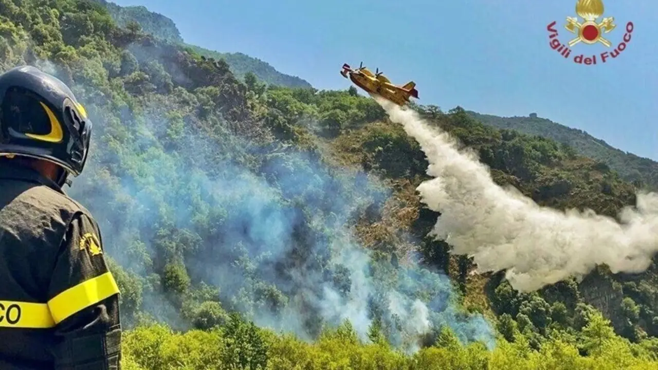 Intervenci&oacute;n de los Bomberos italianos en el sur de Italia