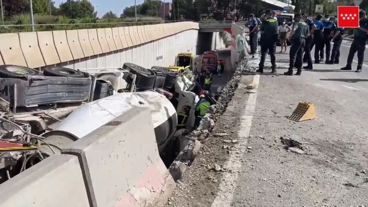Salida de la v&iacute;a de una hormigonera que rompe el pretil de una v&iacute;a de servicio cayendo desde 3 metros encima de un coche en Rivas