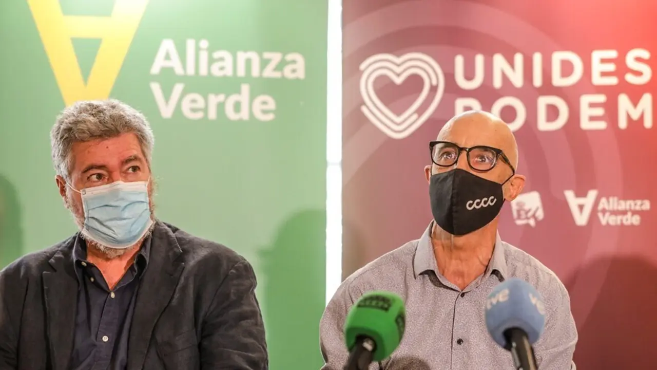 El coordinador de Alianza Verde y diputado de Unidas Podemos en el Congreso, Juantxo L&oacute;pez de Uralde (i) y el secretario de Estudios y Programa de Alianza Verde, Juli&agrave; &Aacute;lvaro (d), durante la presentaci&oacute;n del partido Alianza Verde.