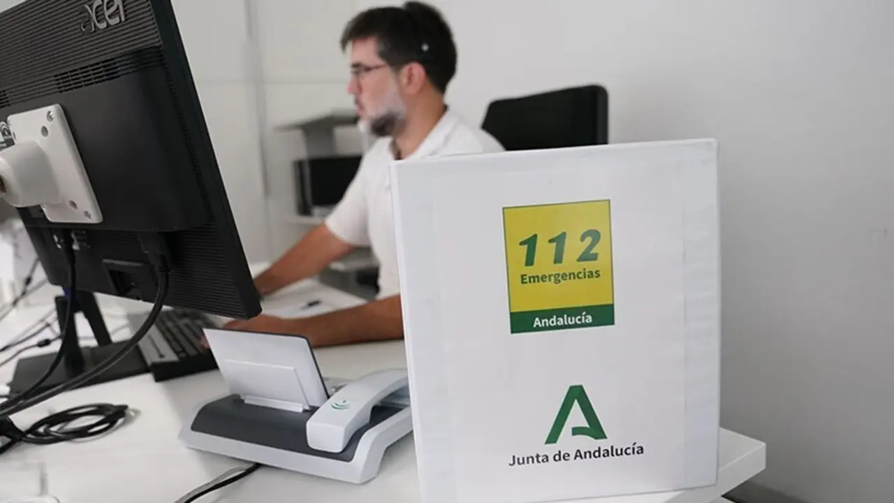 Archivo - Operador del servicio de Emergencias 112 Andaluc&iacute;a.