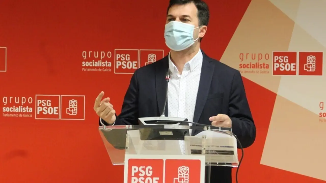 El secretario xeral del PSdeG, Gonzalo Caballero, en una rueda de prensa en las instalaciones del grupo socialista en el Parlamento de Galicia.