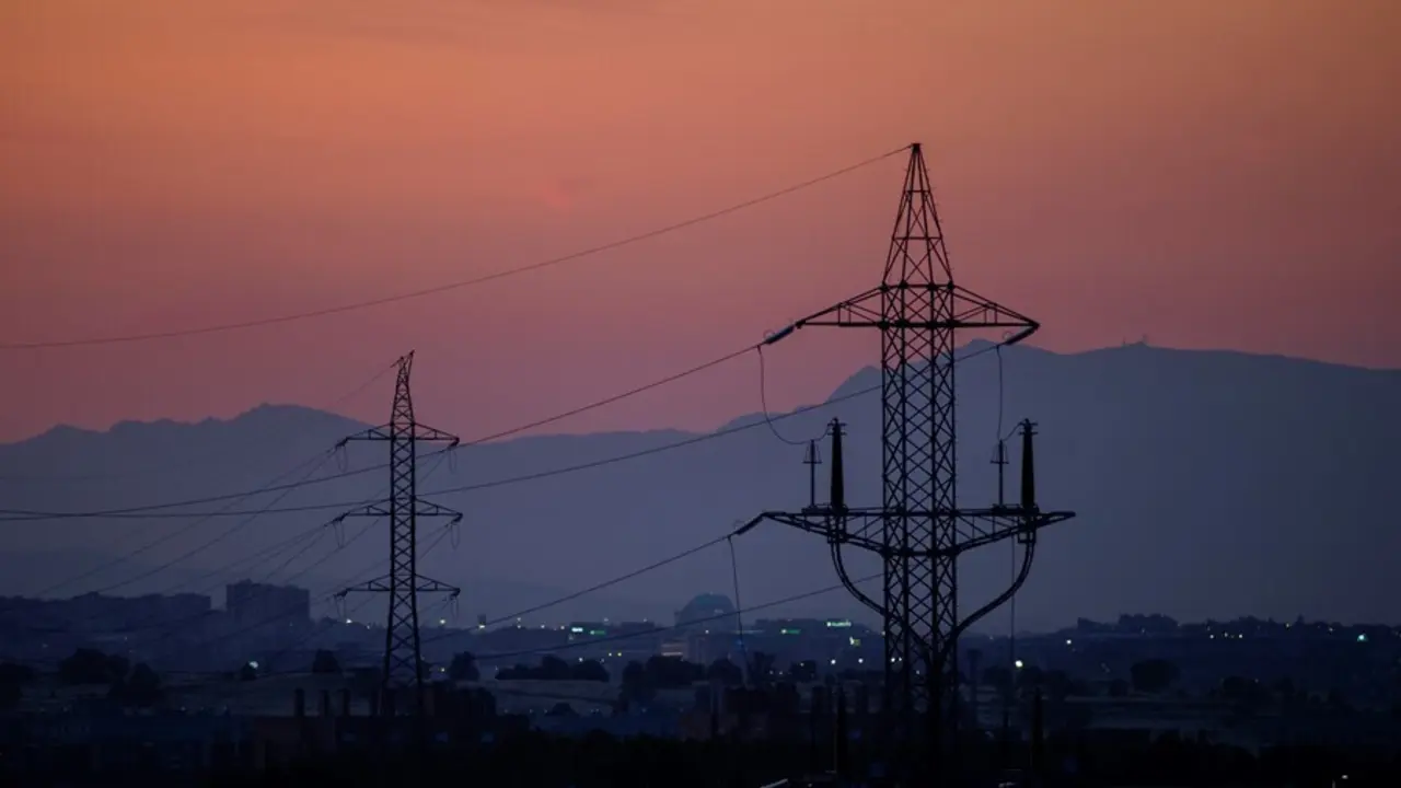 Torres de tensi&oacute;n el d&iacute;a en el que el precio de la luz alcanza un m&aacute;ximo hist&oacute;rico, a 20 de julio de 2021, en el Ca&ntilde;averal, Madrid (Espa&ntilde;a).