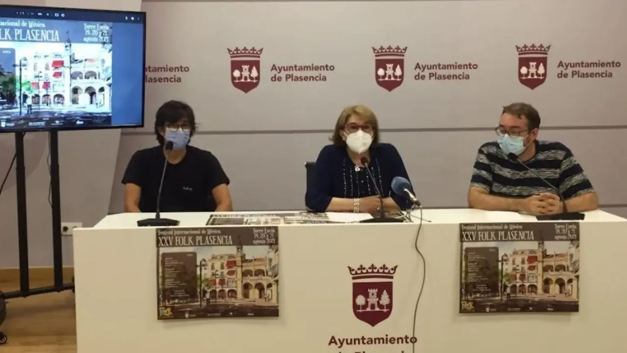 Archivo - La concejala de cultura, Mar&iacute;a Luisa Bermejo, junto a Juan Ram&oacute;n Santos, t&eacute;cnico de la concejal&iacute;a y &Aacute;lvaro Lorenzo, integrante del grupo Aulaga.