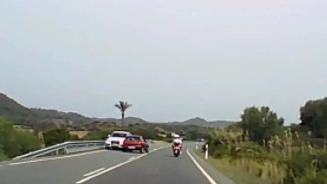 Captura del v&iacute;deo con el adelantamiento temerario en Menorca.