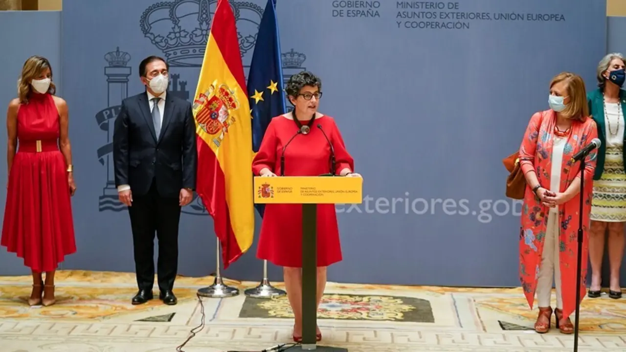 Archivo - La exministra de Asuntos Exteriores, Uni&oacute;n Europea y Cooperaci&oacute;n Arancha Gonz&aacute;lez Laya, junto a su sucesor en el cargo, Jos&eacute; Manuel Albares.