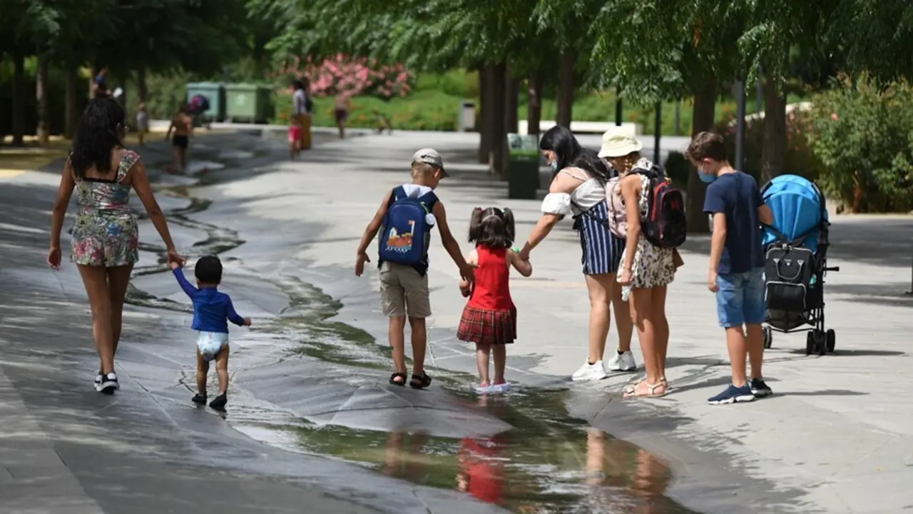 Varios ni&ntilde;os pasan por un arroyo de agua en el Parc Central, a 12 de agosto de 2021, en Valencia, Comunidad Valenciana (Espa&ntilde;a). Como consecuencia de la ola de calor que comenz&oacute; ayer en toda Espa&ntilde;a, la Comunitat Valenciana alcanzar&aacute; durante la jornada de 