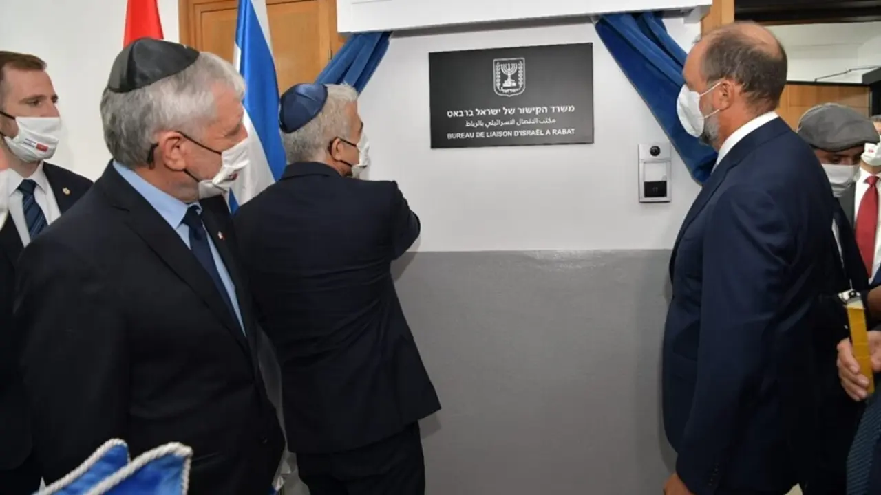 El ministro de Exteriores de Israel, Yair Lapid, inaugura la oficina de enlace israel&iacute; en la capital de Marruecos, Rabat