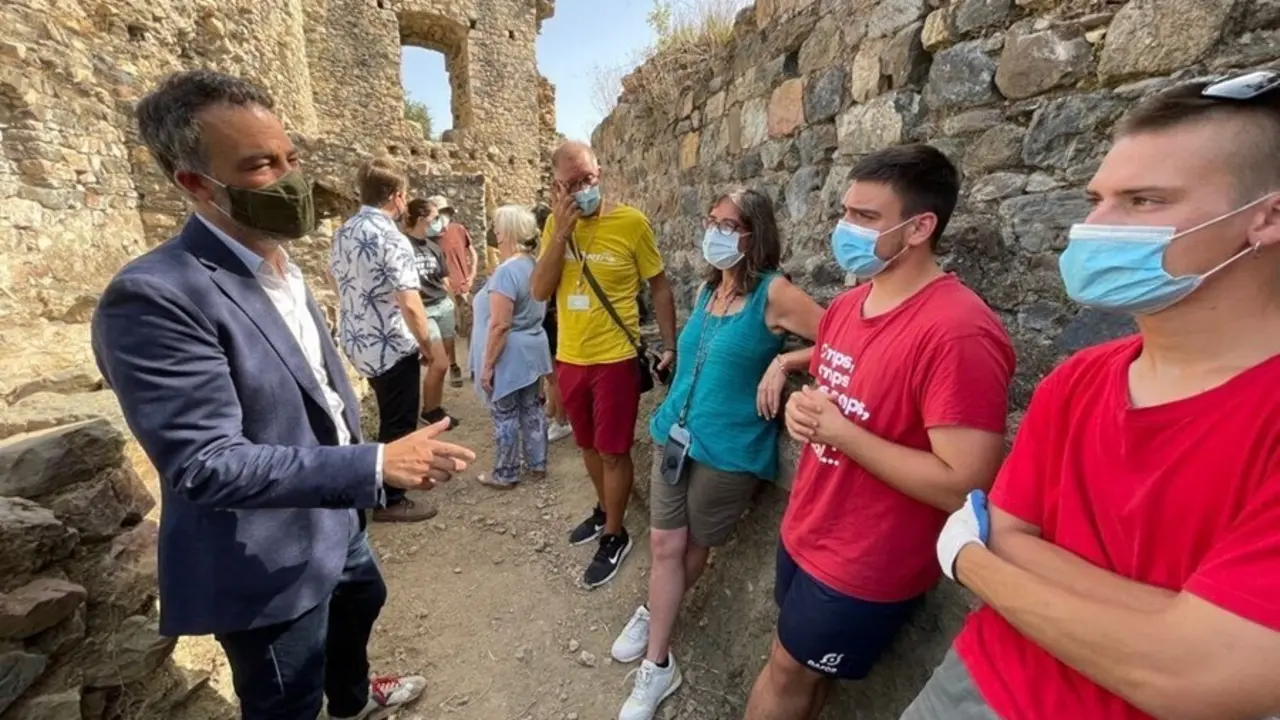 El secretario de Infancia, Adolescencia y Juventud de la Generalitat, Alexis Serra, en una visita al campo de trabajo de arqueolog&iacute;a del Castillo de Sant Iscle de Vidreres