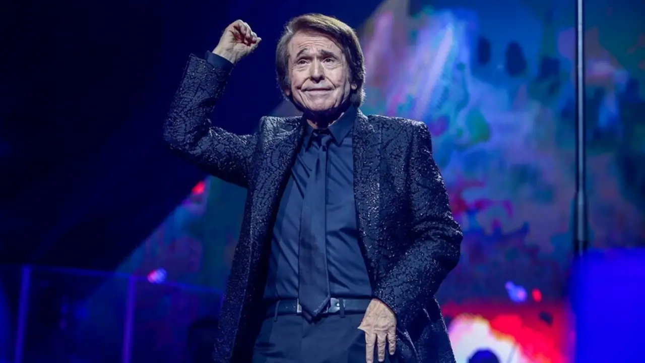Archivo - El cantante Raphael durante su concierto en el Wizink Center en Madrid (Espa&ntilde;a). 