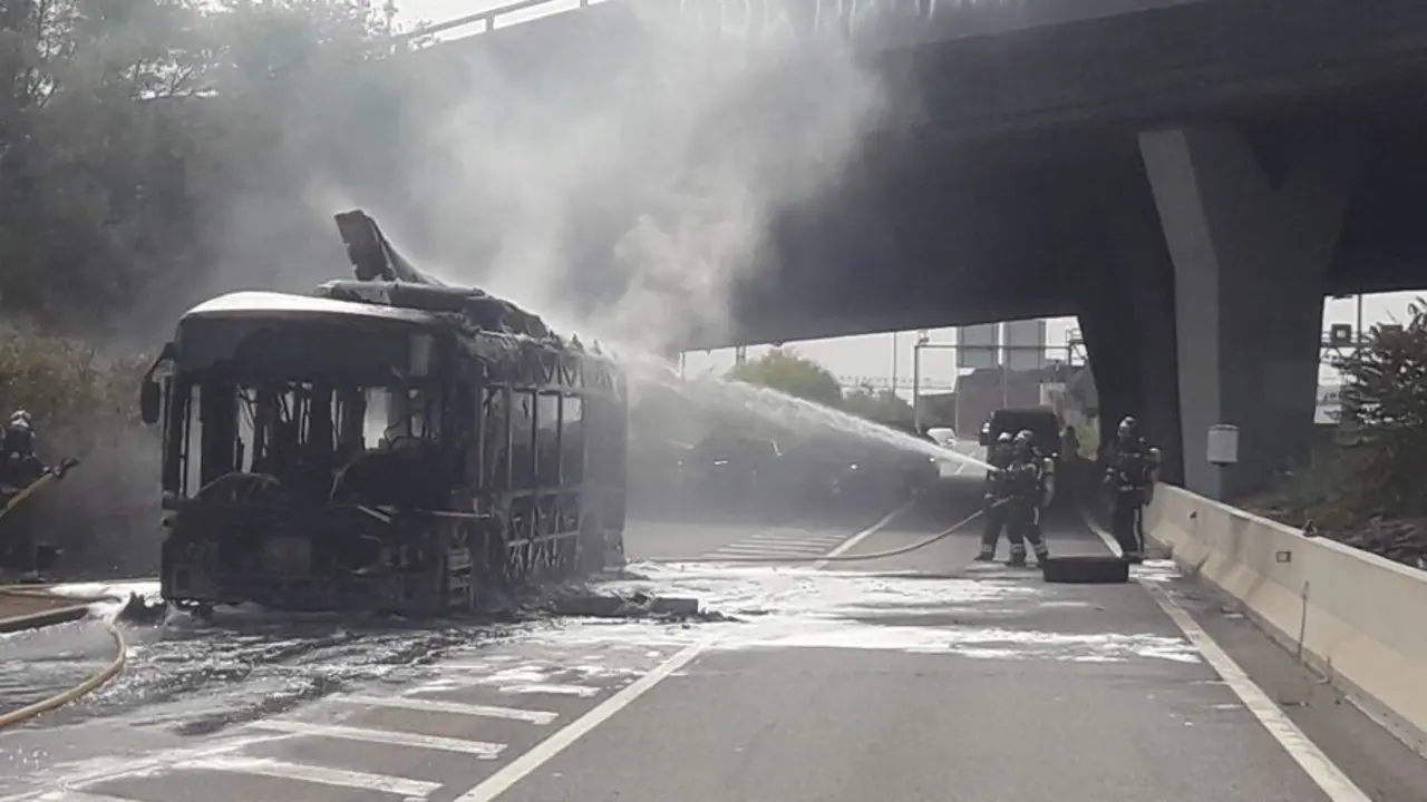 Un autob&uacute;s se incendia en la Diagonal de Barcelona sin causar heridos