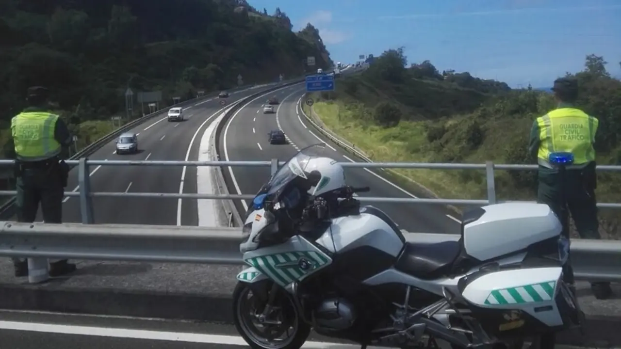 Image de archivo de la Guardia Civi de Tr&aacute;fico en una carretera