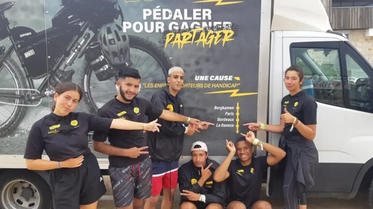 Un grupo de j&oacute;venes que est&aacute; realizando el recorrido solidario en bici hasta La Ba&ntilde;eza.