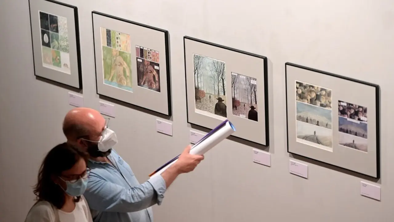 Varias personas miran algunas de las obras que componen la 24 edici&oacute;n del Sal&oacute;n Internacional del C&oacute;mic 'Vi&ntilde;etas desde O Atl&aacute;ntico&rsquo;