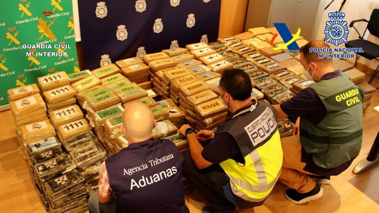 La Agencia Tributaria, en una operaci&oacute;n conjunta con la Polic&iacute;a Nacional y la Guardia Civil, se ha incautado de 1.100 kilogramos de coca&iacute;na en un contenedor que se encontraba en una nave de Val&egrave;ncia.