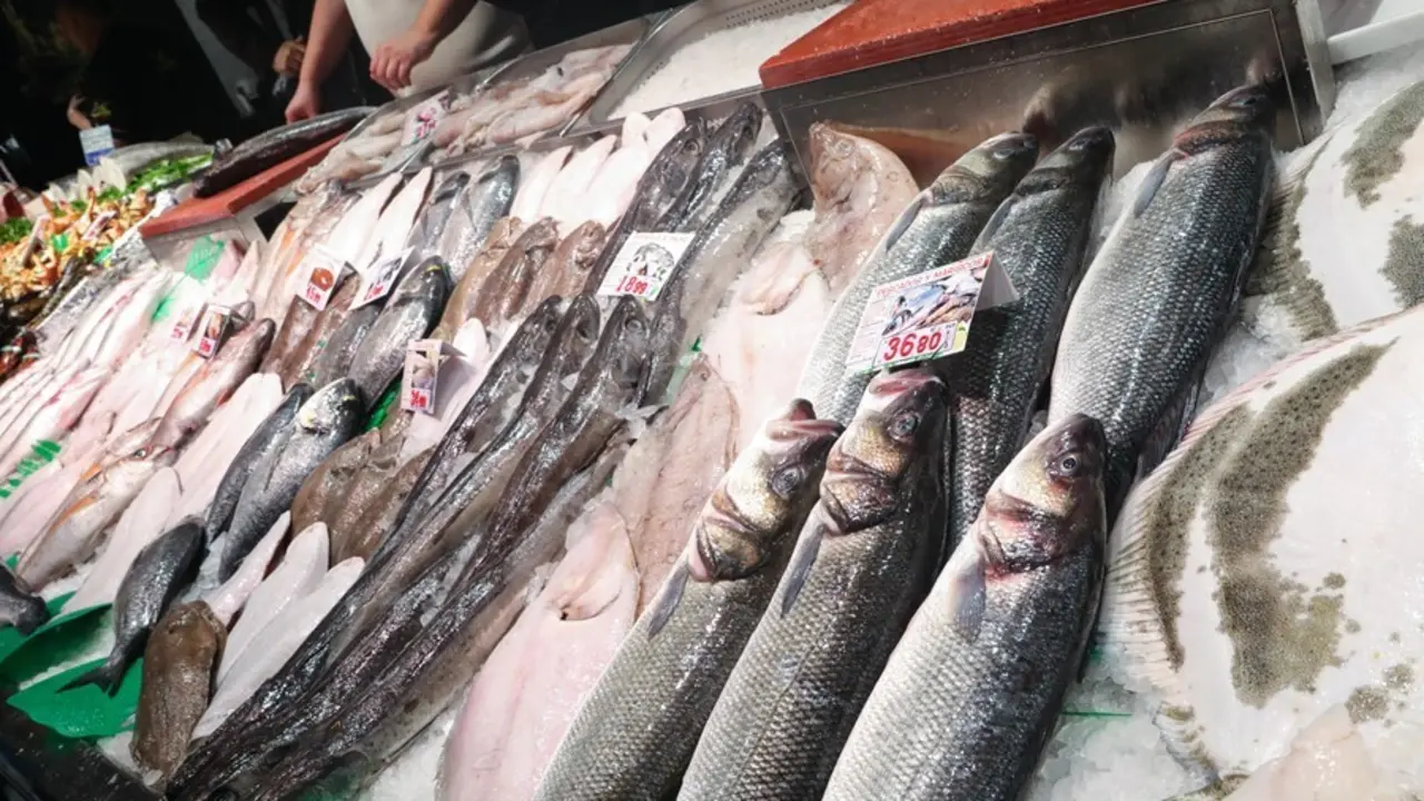 Archivo - Pescader&iacute;a en un supermercado