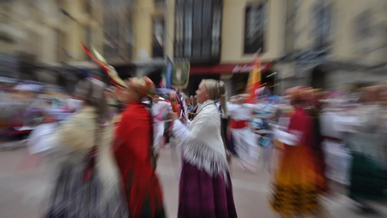 Vista de la plaza roja en las fiestas del 2019, cantando a la Virgen. / S. D&iacute;az