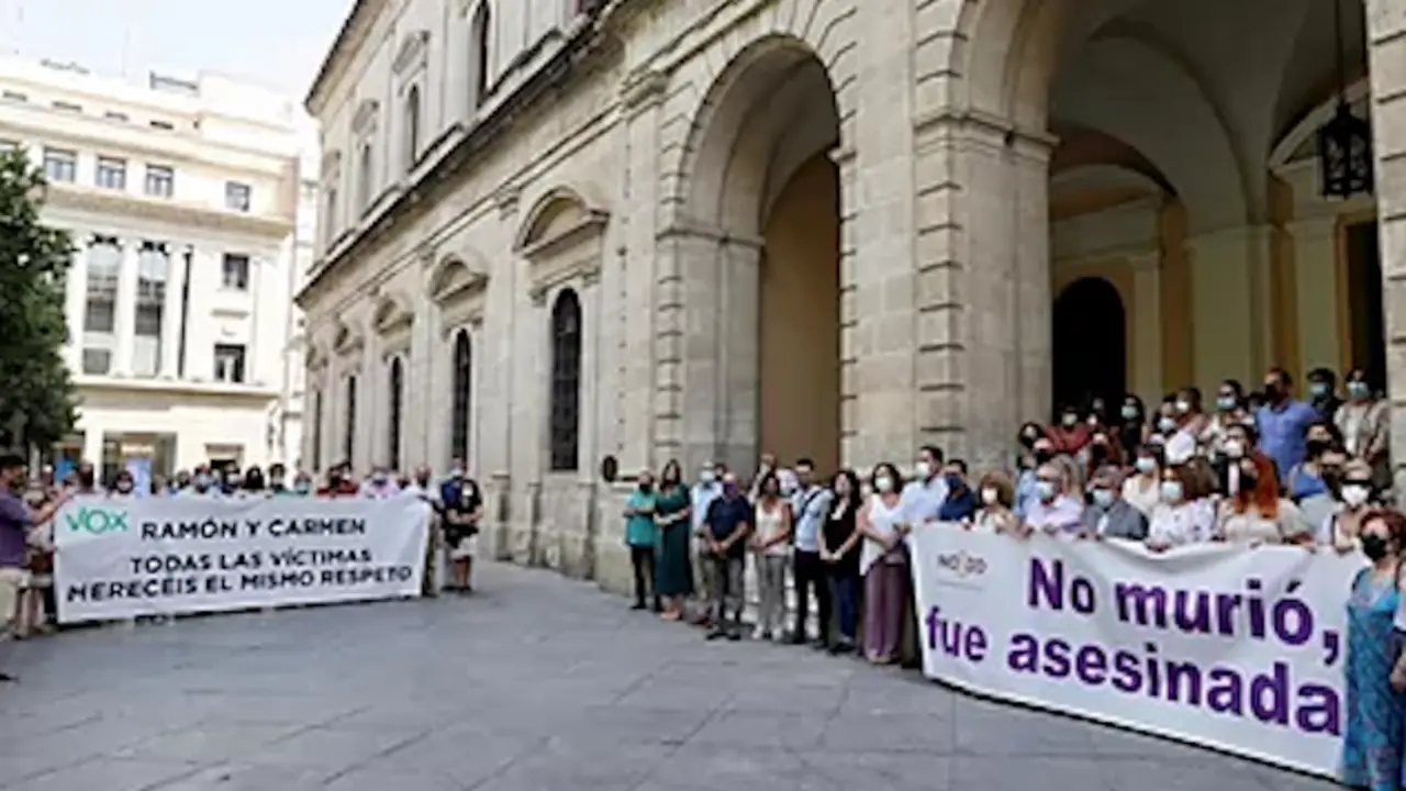 Vox se concentra a las puertas del Ayuntamiento de Sevilla, donde se celebra un minuto de silencio en recuerdo de la &uacute;ltima v&iacute;ctima de la violencia machista.JOS&Eacute; MANUEL VIDALEFE