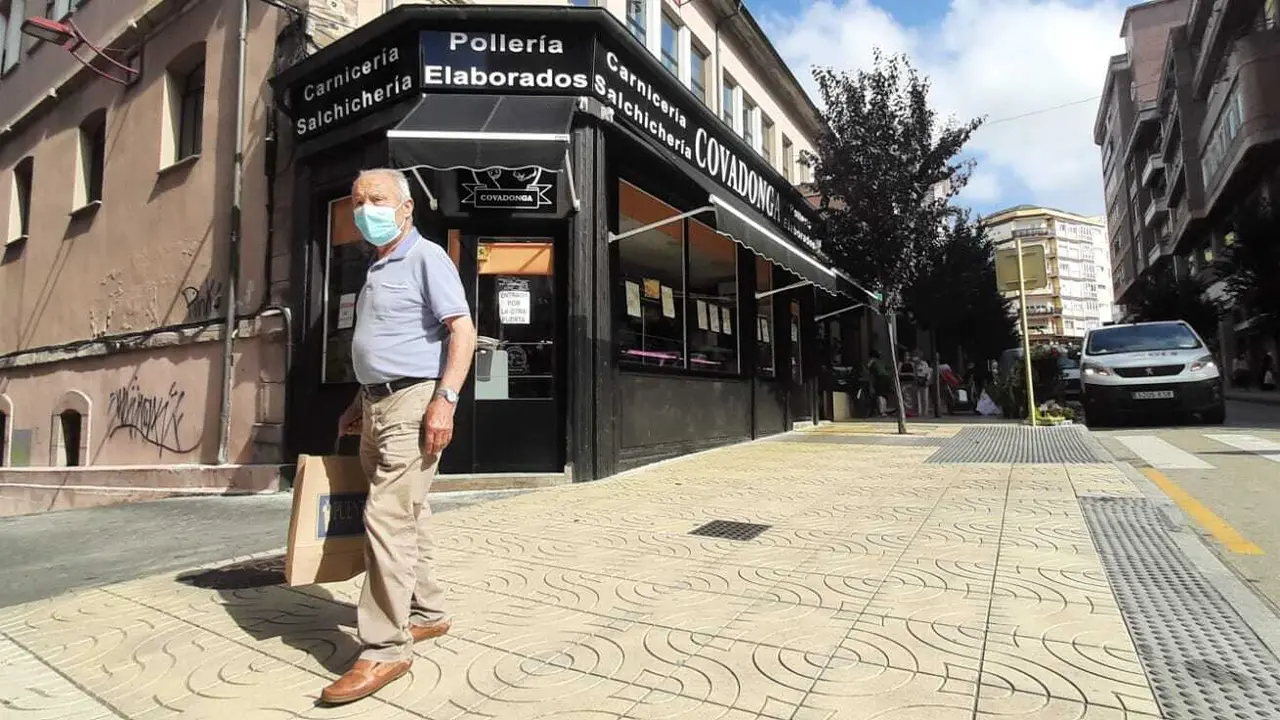 Un hombre sale de hacer la compra de la carnicer&iacute;a Covadonga en Torrelavega. / S. D&iacute;az