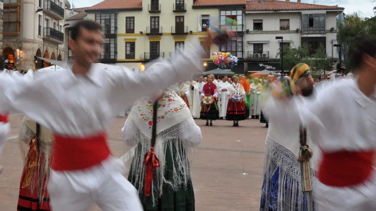 Varios bailarines de folclore c&aacute;ntabro.