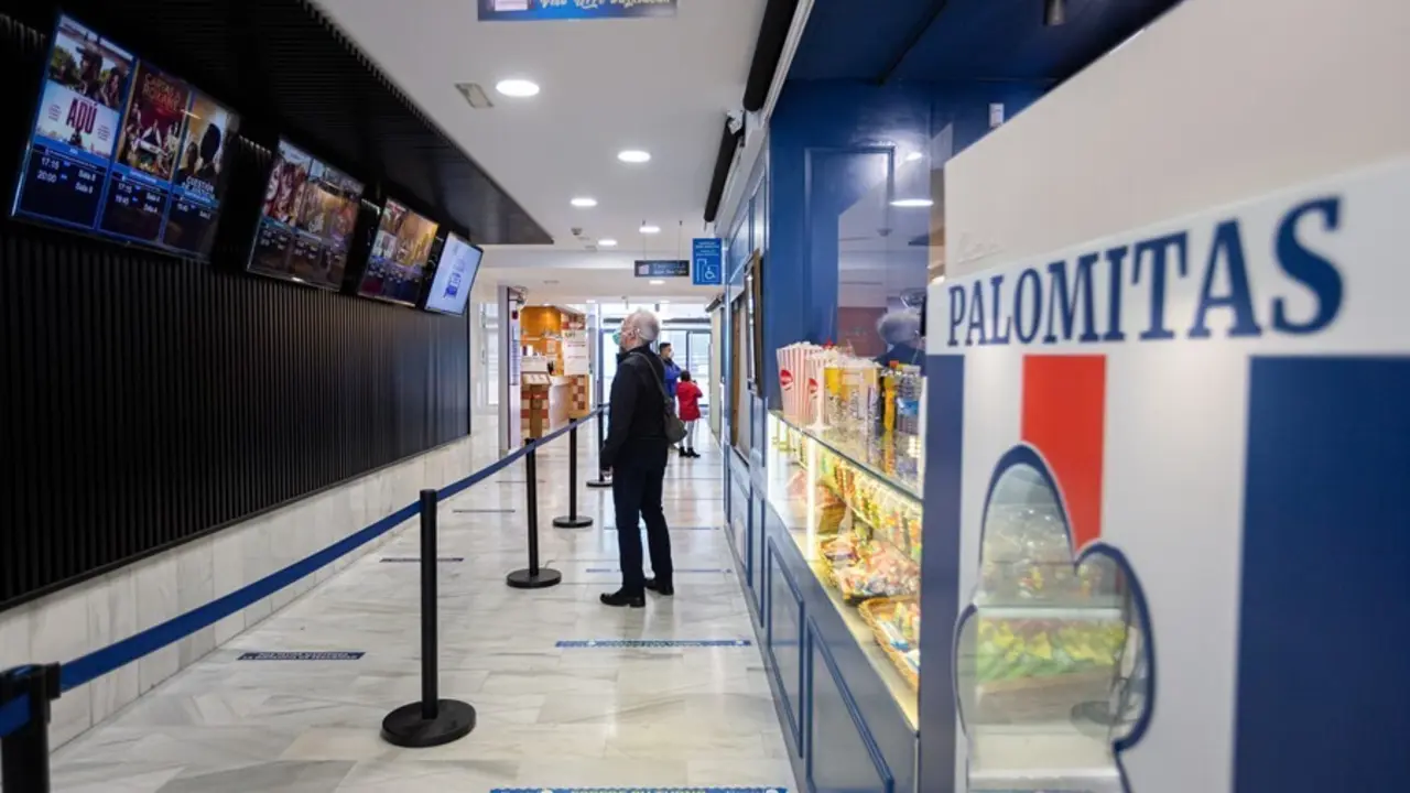 Archivo - Clientes observan la cartelera antes de entrar a una de las salas de los Cines Florida en Vitoria-Gasteiz
