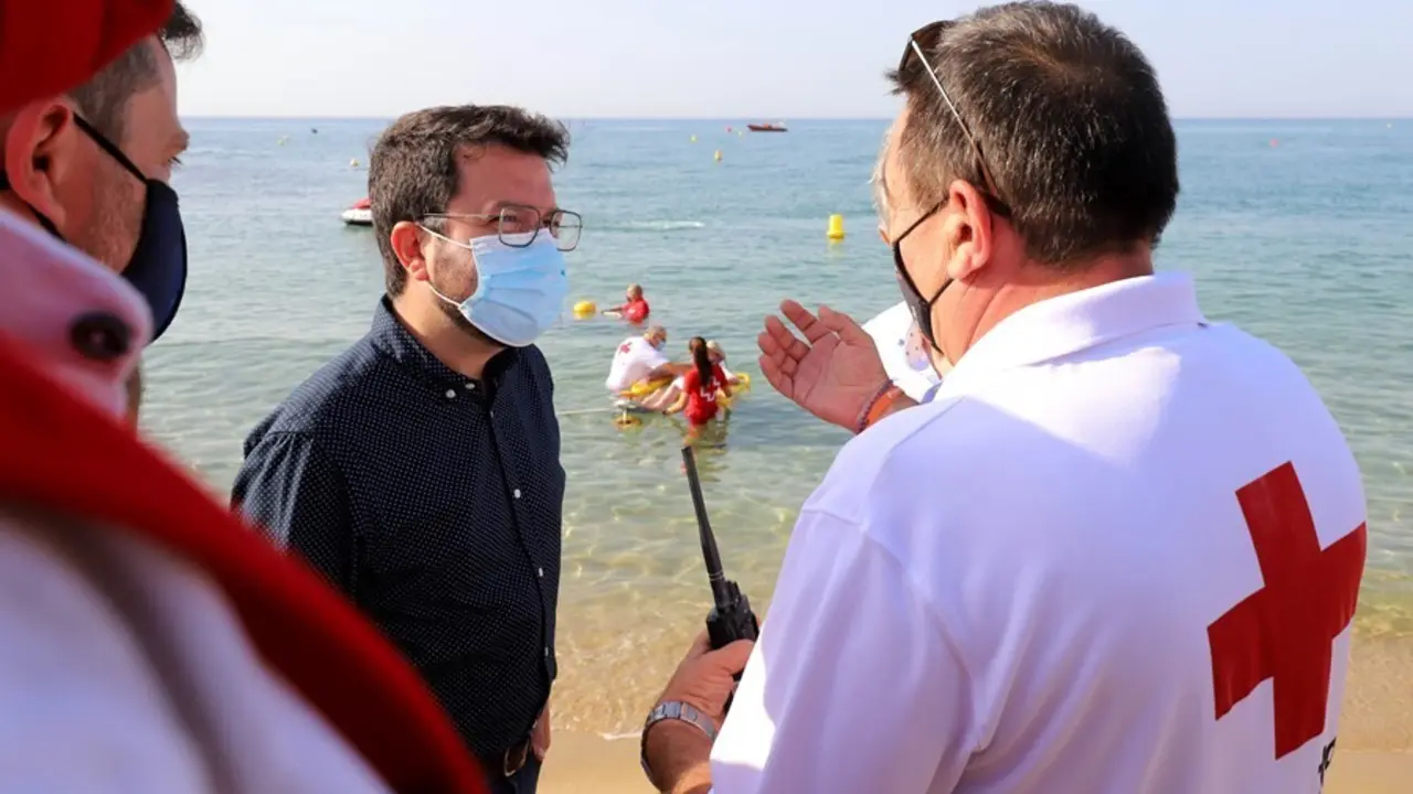 El presidente de la Generalitat, Pere Aragon&egrave;s, visitando la playa de Caldes d'Estrac