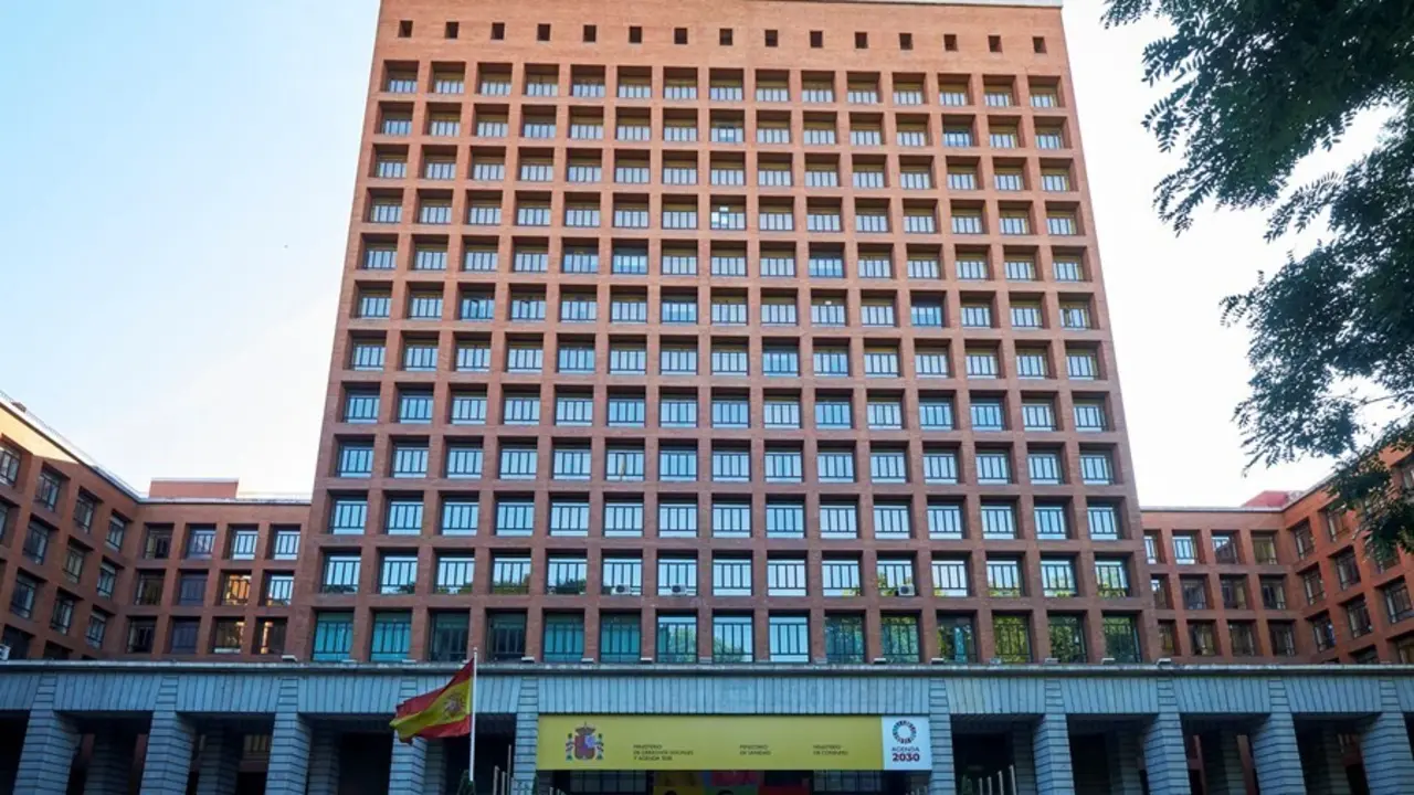 Casa Sindical de Madrid, sede de los ministerios de Sanidad, Consumo y Derechos Sociales y Agenda 2030 en el Paseo del Prado, a 24 de julio de 2021, en Madrid (Espa&ntilde;a).