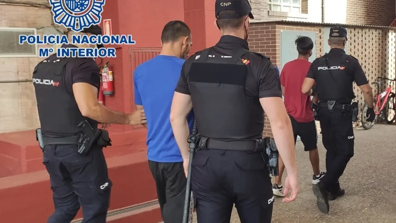 Los detenidos como presuntos autores del tiroteo en el barrio de La Chanca.