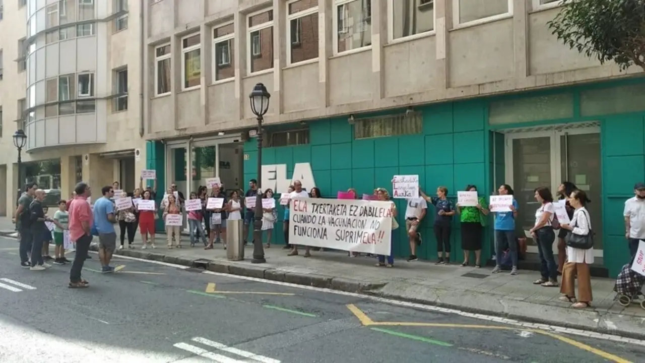 Concentraci&oacute;n del colectivo negacionista Plataforma Bizitza ante la sede de ELA en Bilbao