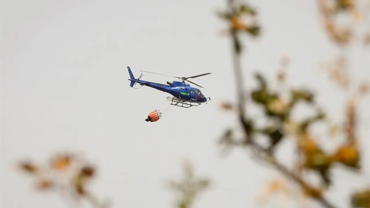 Un helic&oacute;ptero en labores de extinci&oacute;n de un incendio este jueves en la zona de Ragusa, en Sicilia, Italia. Bomberos italianos se enfrentan estos d&iacute;as a la extinci&oacute;n de numerosos incendios, ayudados por una intensa ola de calor y que est&aacute;n devorando muchas hect&aacute;reas de bosque en zonas como Calabria, Sicilia, Cerde&ntilde;a o Campania. EFE/FRANCESCO RUTA