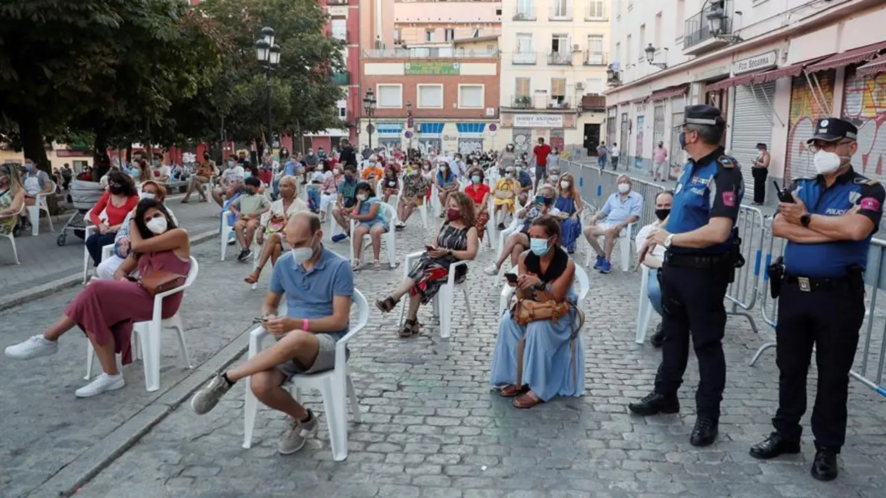 Ambiente este viernes en la plaza del General Vara del Rey, en Madrid, en la jornada inaugural de las fiestas de San Cayetano, San Lorenzo y La Paloma. San Cayetano inicia la resurrecci&oacute;n de las tradicionales fiestas de agosto de la ciudad de Madrid, que despu&eacute;s de un 2020 sin celebraciones se vivir&aacute;n este a&ntilde;o con un programa de actividades limitadas, sin verbenas, barras de hosteler&iacute;a en las calles o procesiones. EFE/Mariscal