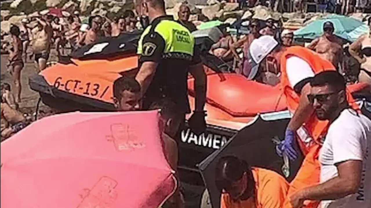 Los servicios de emergencias en la playa del Morrongo.