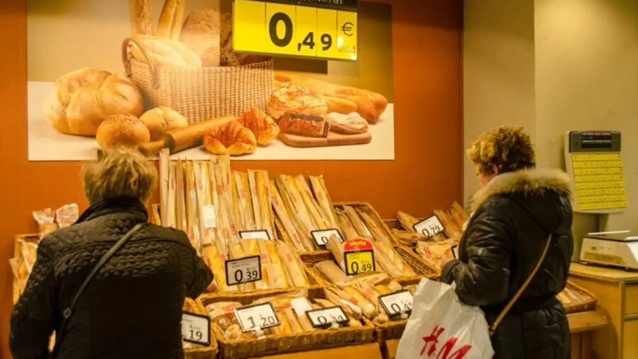 Archivo - Dos mujeres haciendo la compra en un supermercado