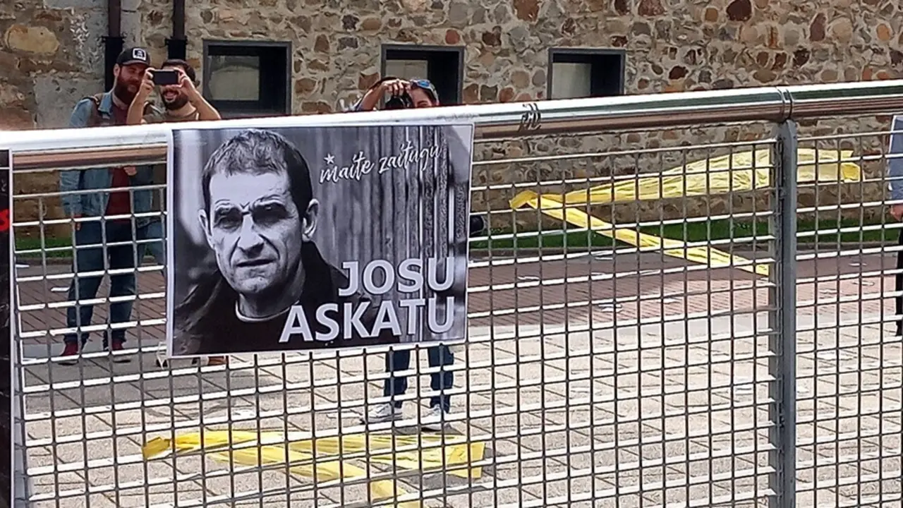 Archivo - Cartel pidiendo la libertad de Josu Ternera.