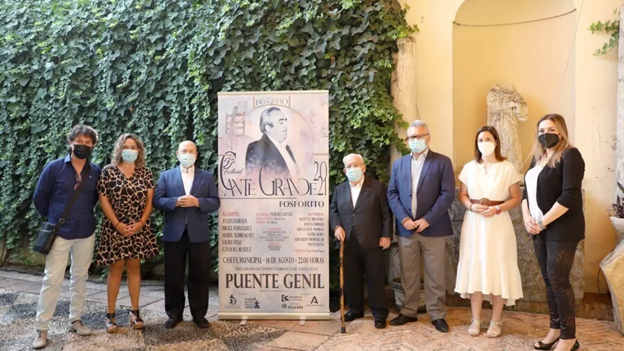 Autoridades en la presenaci&oacute;n del Festival de Cante Grande 'Fosforito' de Puente Genil.